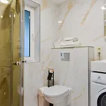 Laurus Apartment *