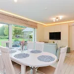 Laurus Apartment *