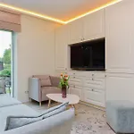 Laurus Apartment *