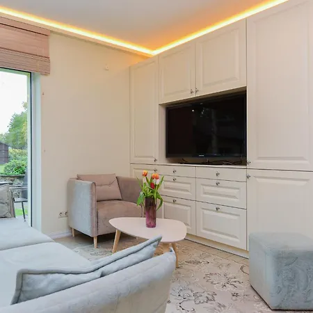 Laurus Apartment *